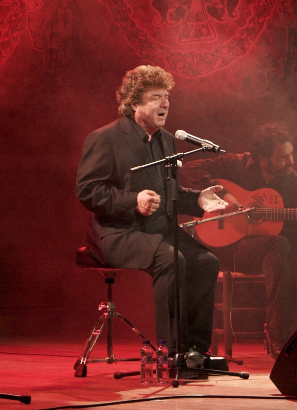 Enrique Morente sings with his eyes closed into a microphone at the Palau de la Música Catalana in 2009.