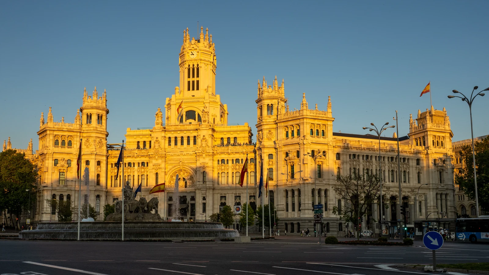 Las torres y la fachada del Palacio de Cibeles tras la fuente de Cibeles en Madrid.